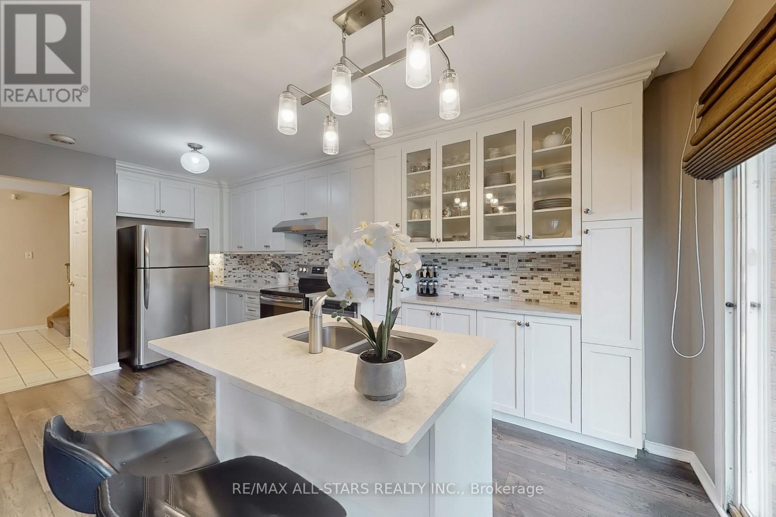 Photo 8 of 42 Oldhill Street, Richmond Hill ON