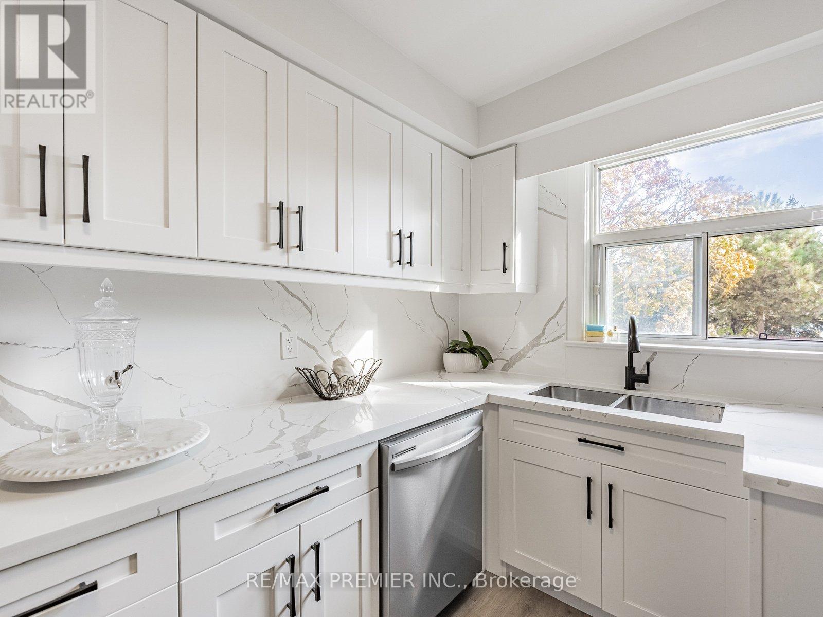 Photo 4 of 1368 Tansley Drive, Oakville ON