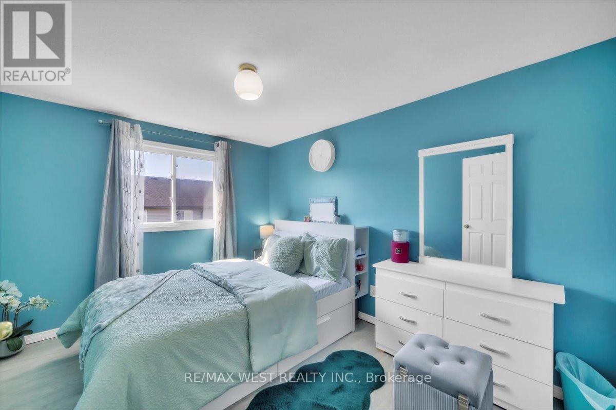 Photo 10 of 55 Dahlia Street, Kitchener ON