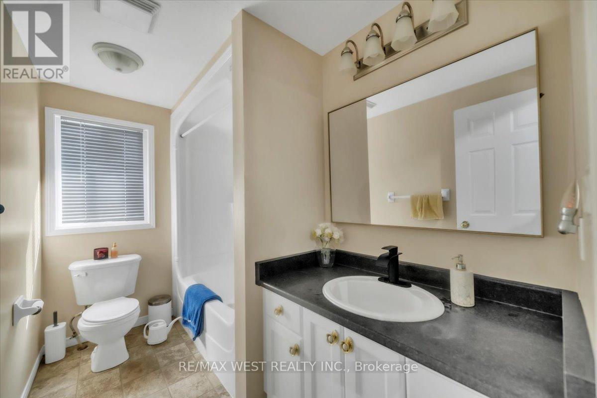 Photo 11 of 55 Dahlia Street, Kitchener ON