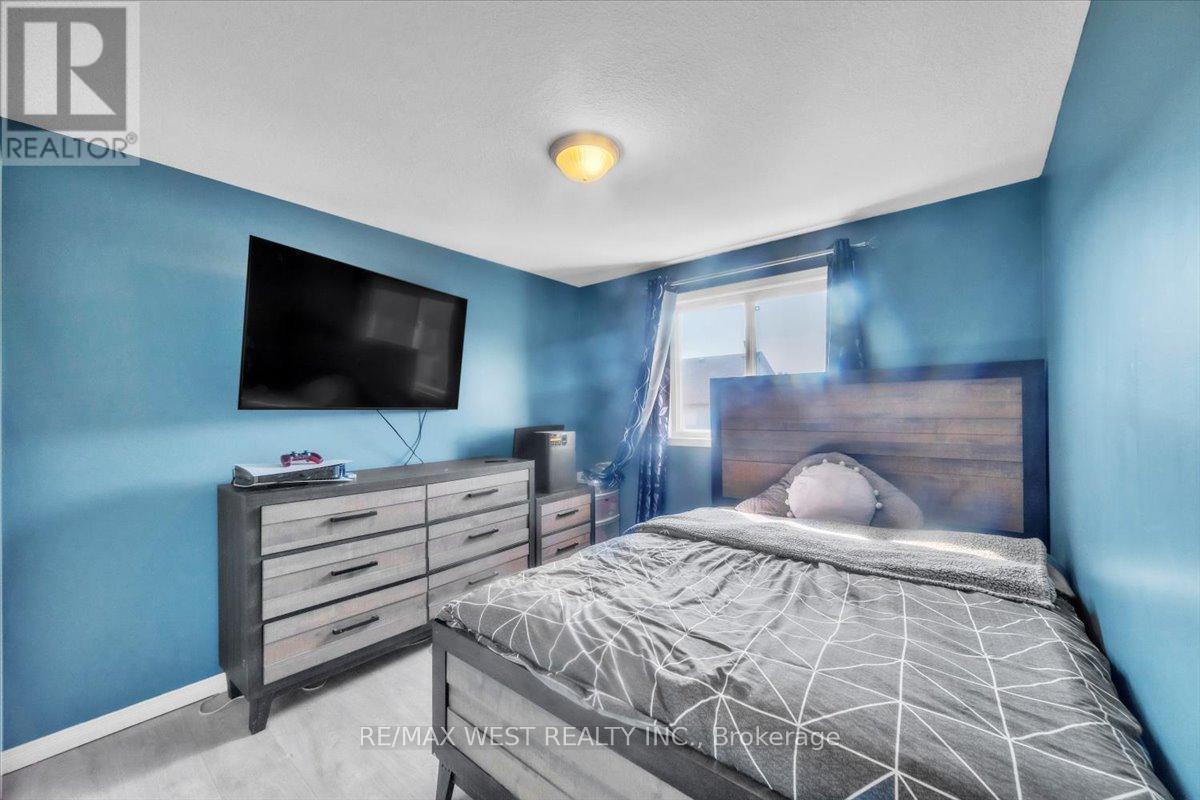 Photo 12 of 55 Dahlia Street, Kitchener ON