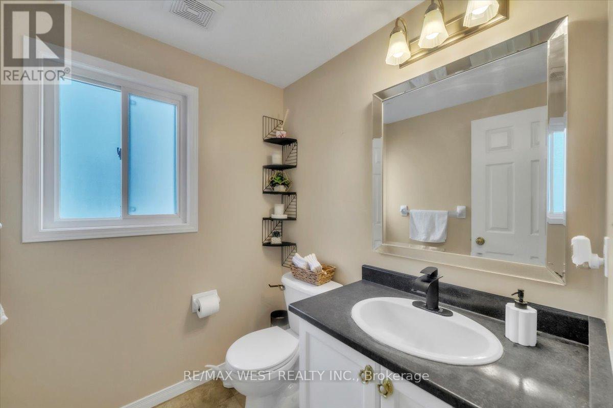 Photo 14 of 55 Dahlia Street, Kitchener ON