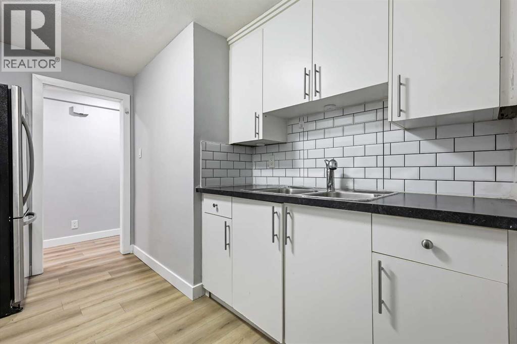 Photo 10 of 2 2311 17 A Street Sw, Calgary AB