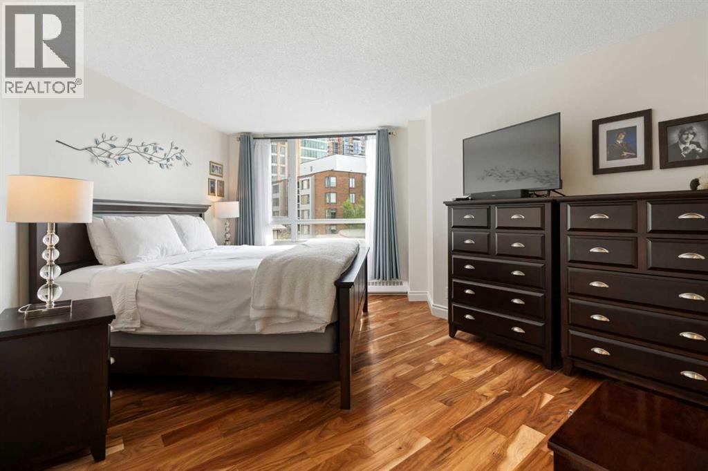 Single Family House for Sale in    Avenue SW Eau Claire Calgary 