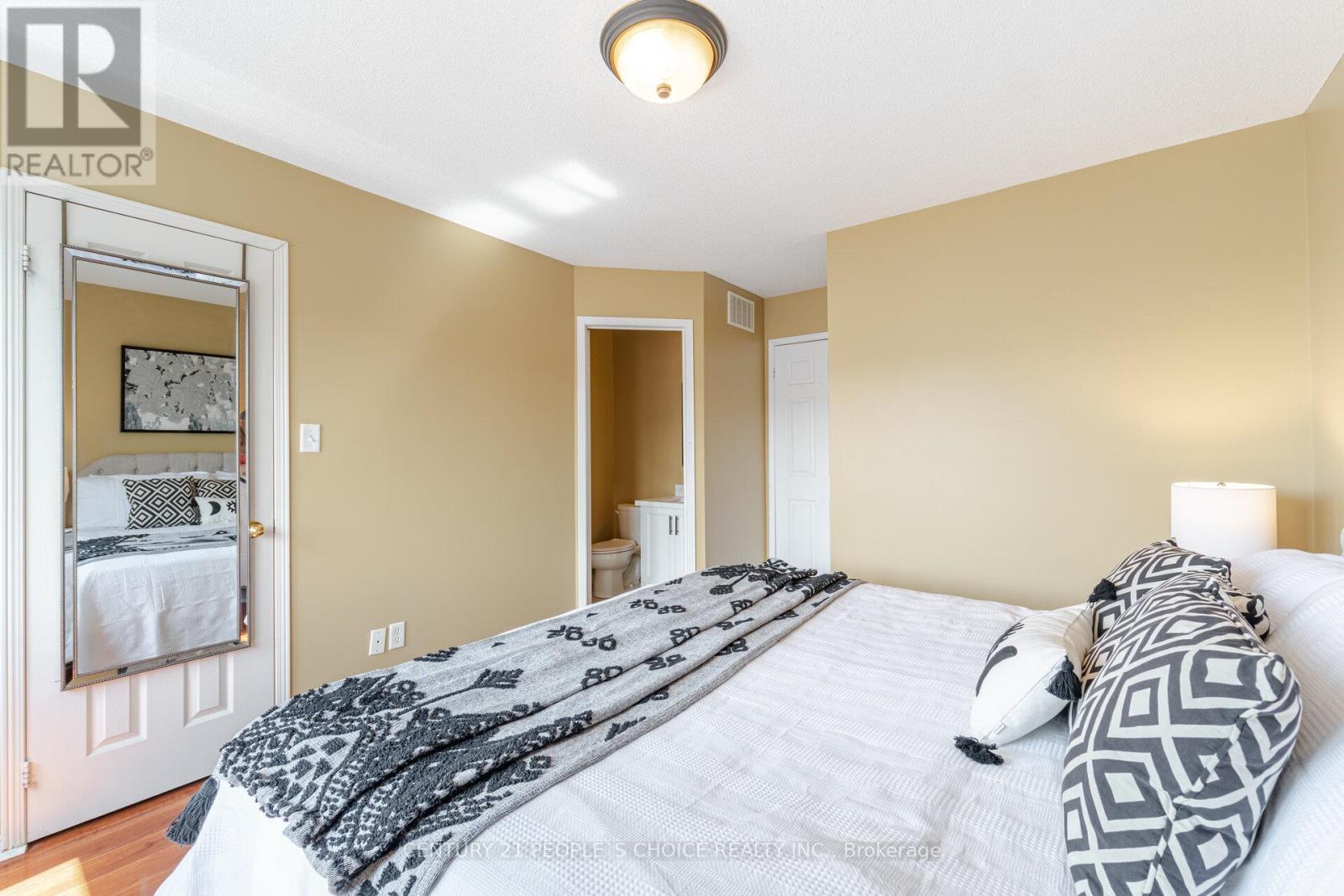 Photo 26 of 7090 Fairmeadow Crescent, Mississauga ON