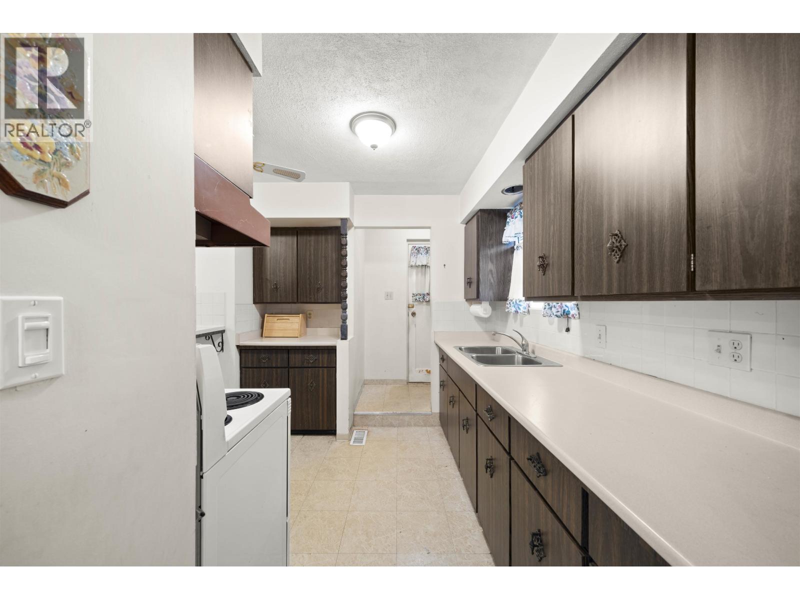 Photo 11 of 4544 Albert Street, Burnaby BC