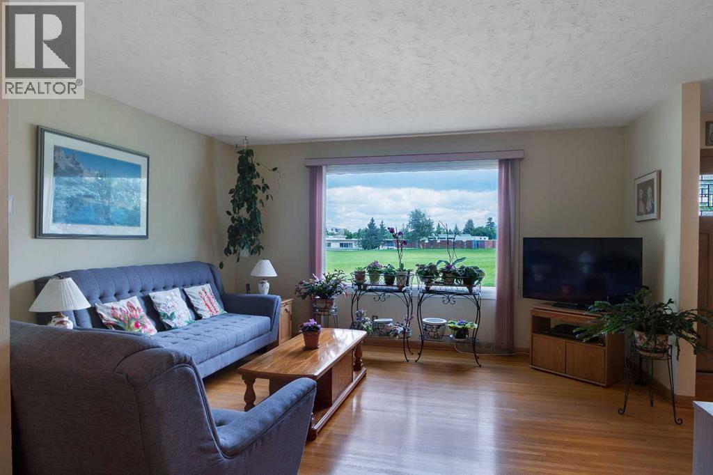 Single Family House Bungalow for Sale in  Hillgrove Crescent SW Haysboro Calgary 