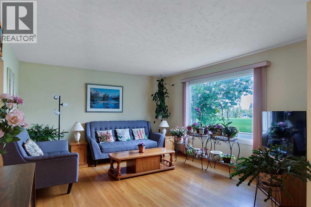 Single Family House Bungalow for Sale in  Hillgrove Crescent SW Haysboro Calgary 