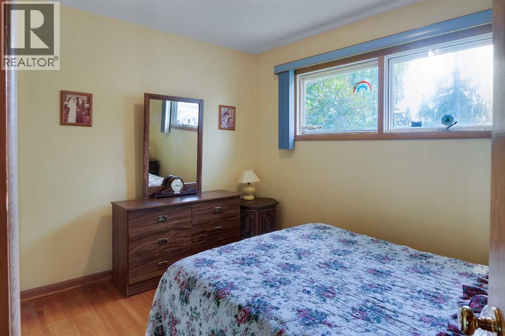 Single Family House Bungalow for Sale in  Hillgrove Crescent SW Haysboro Calgary 