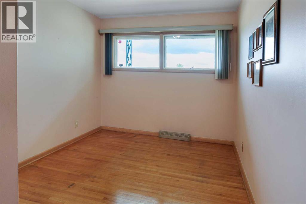 Single Family House Bungalow for Sale in  Hillgrove Crescent SW Haysboro Calgary 