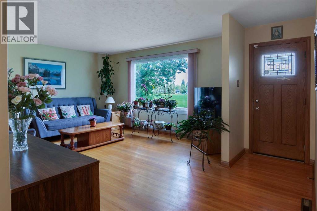 Single Family House Bungalow for Sale in  Hillgrove Crescent SW Haysboro Calgary 