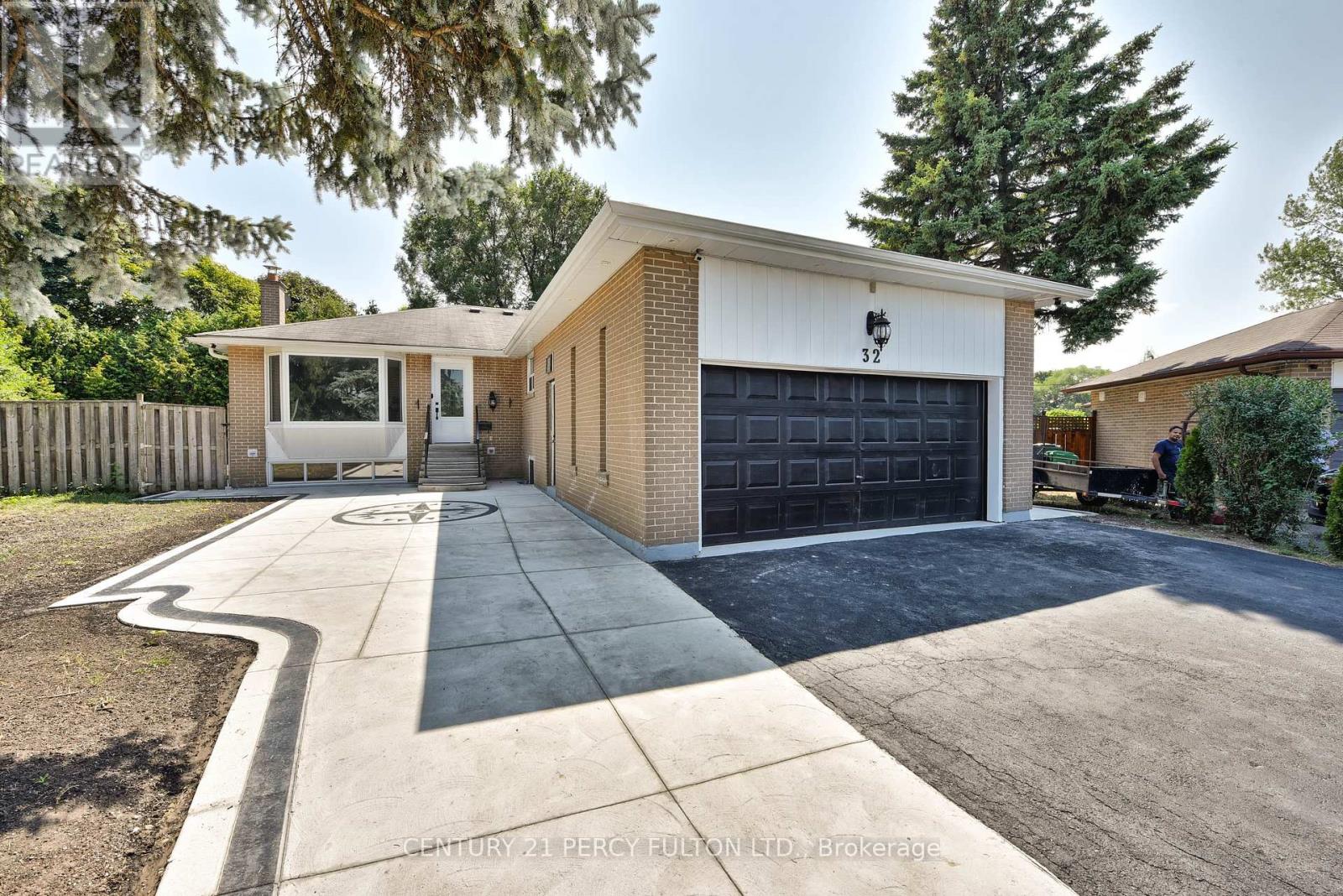 Photo 11 of 32 Drum Oak Crescent, Brampton ON