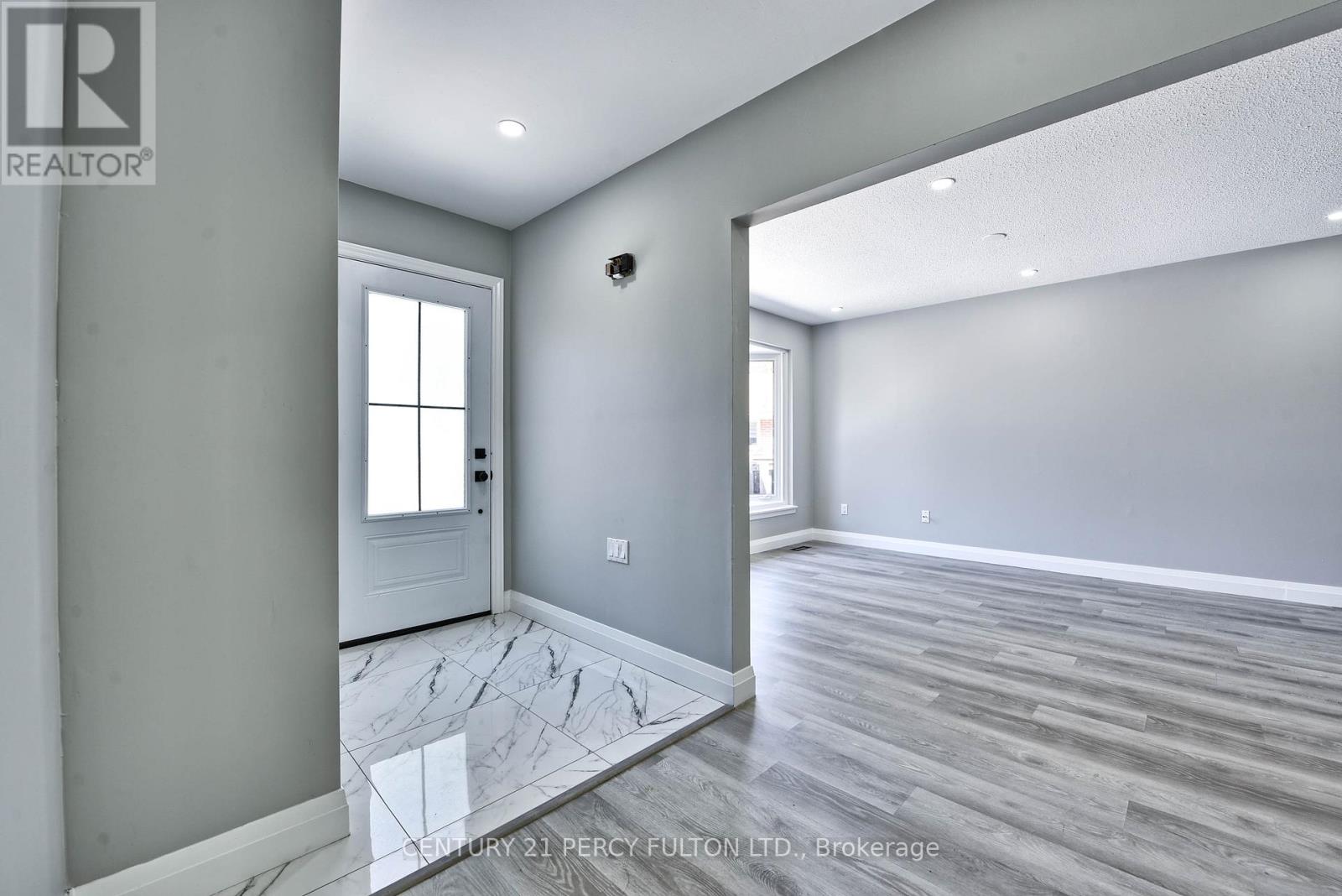 Photo 22 of 32 Drum Oak Crescent, Brampton ON