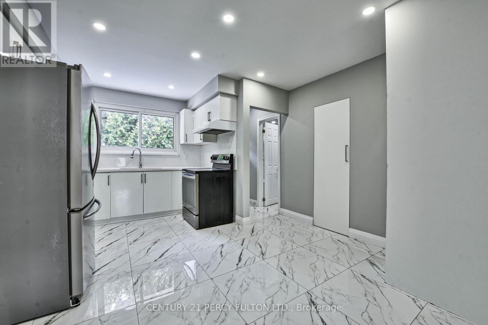 Photo 35 of 32 Drum Oak Crescent, Brampton ON