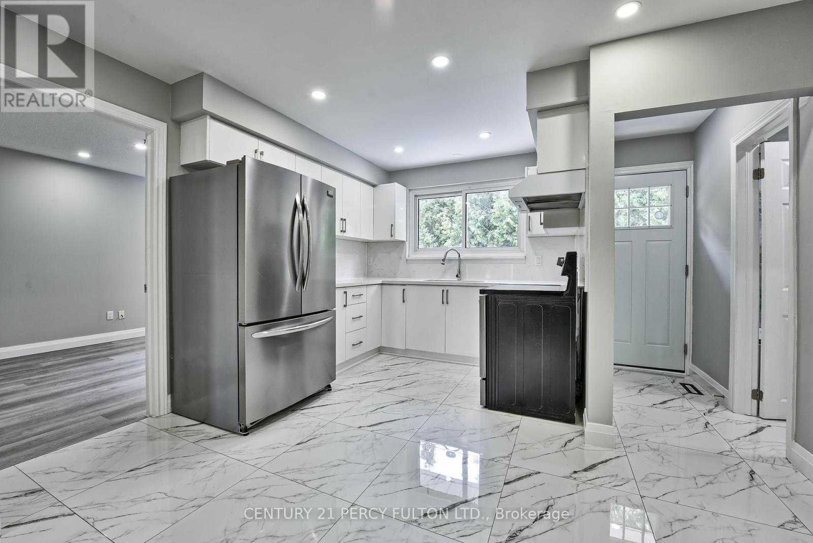 Photo 26 of 32 Drum Oak Crescent, Brampton ON
