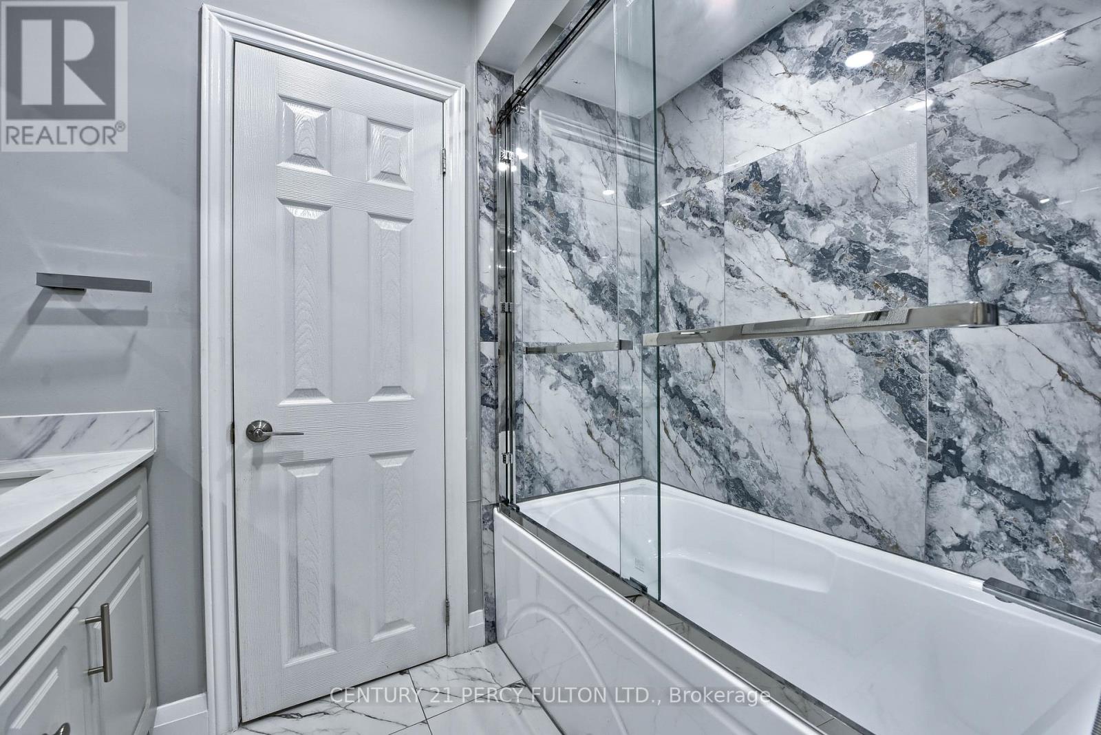 Photo 31 of 32 Drum Oak Crescent, Brampton ON