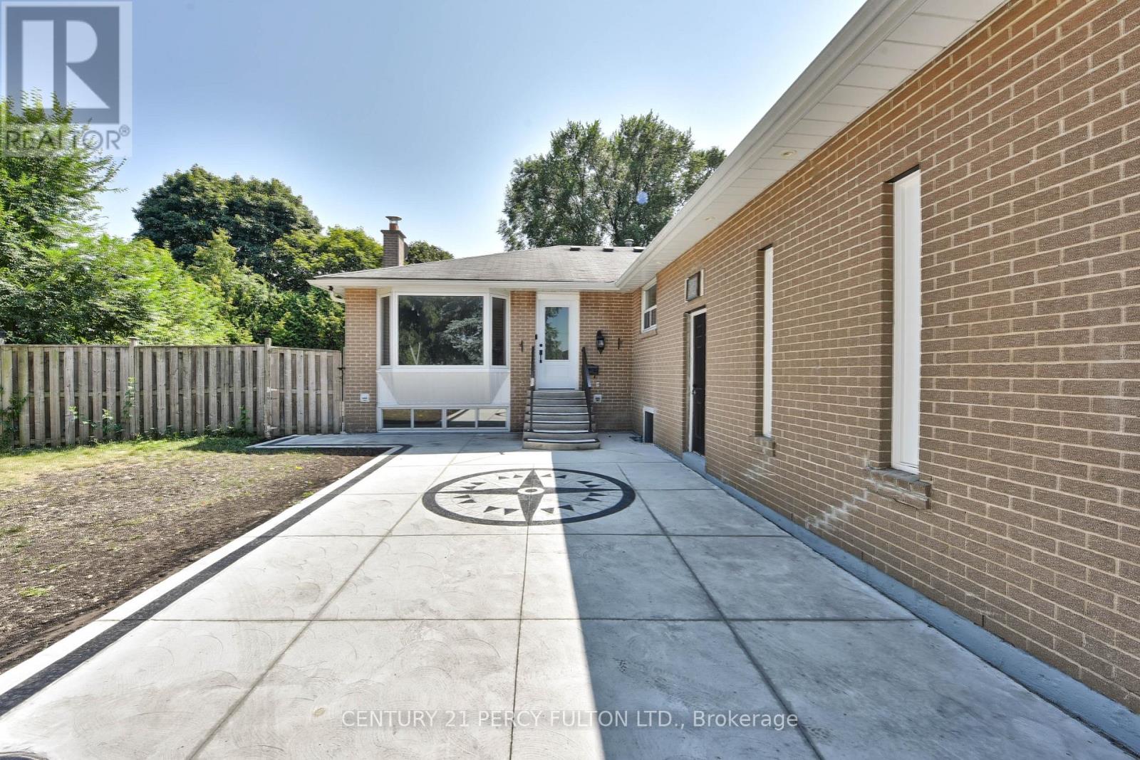 Photo 3 of 32 Drum Oak Crescent, Brampton ON