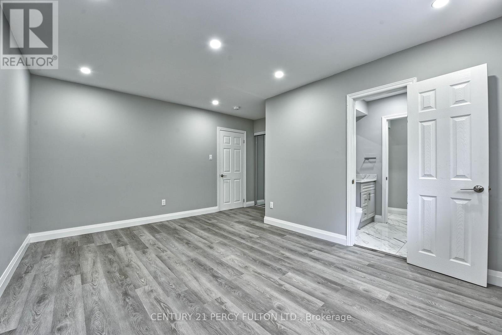 Photo 17 of 32 Drum Oak Crescent, Brampton ON