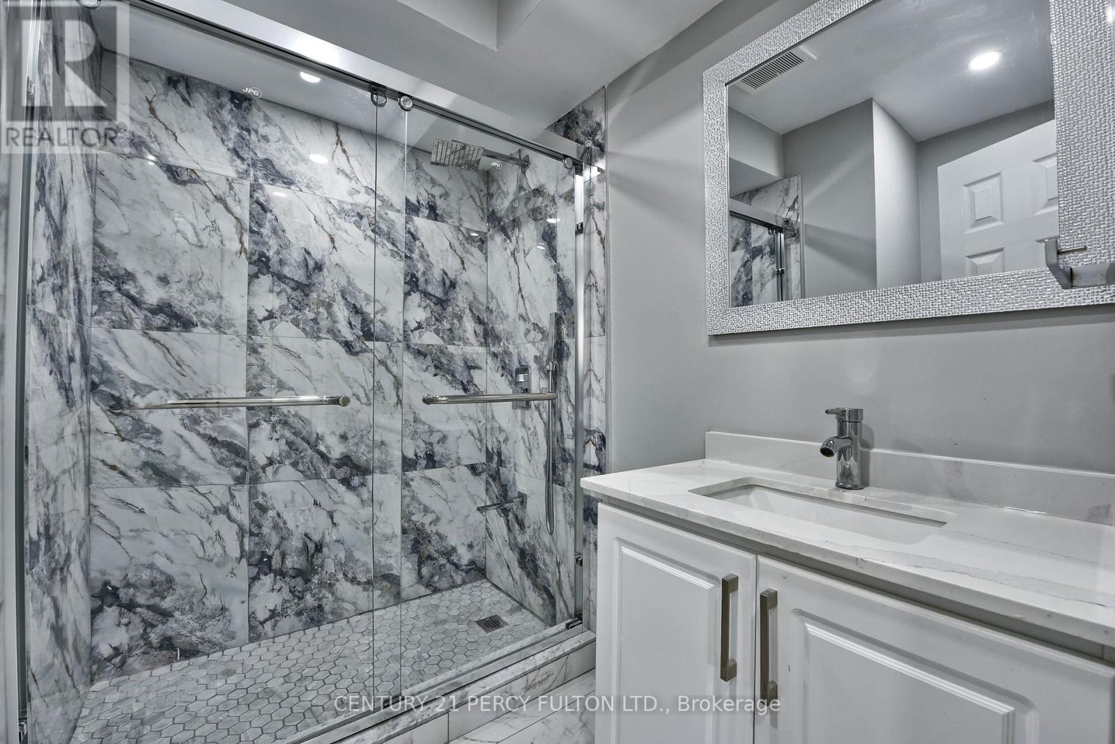 Photo 4 of 32 Drum Oak Crescent, Brampton ON