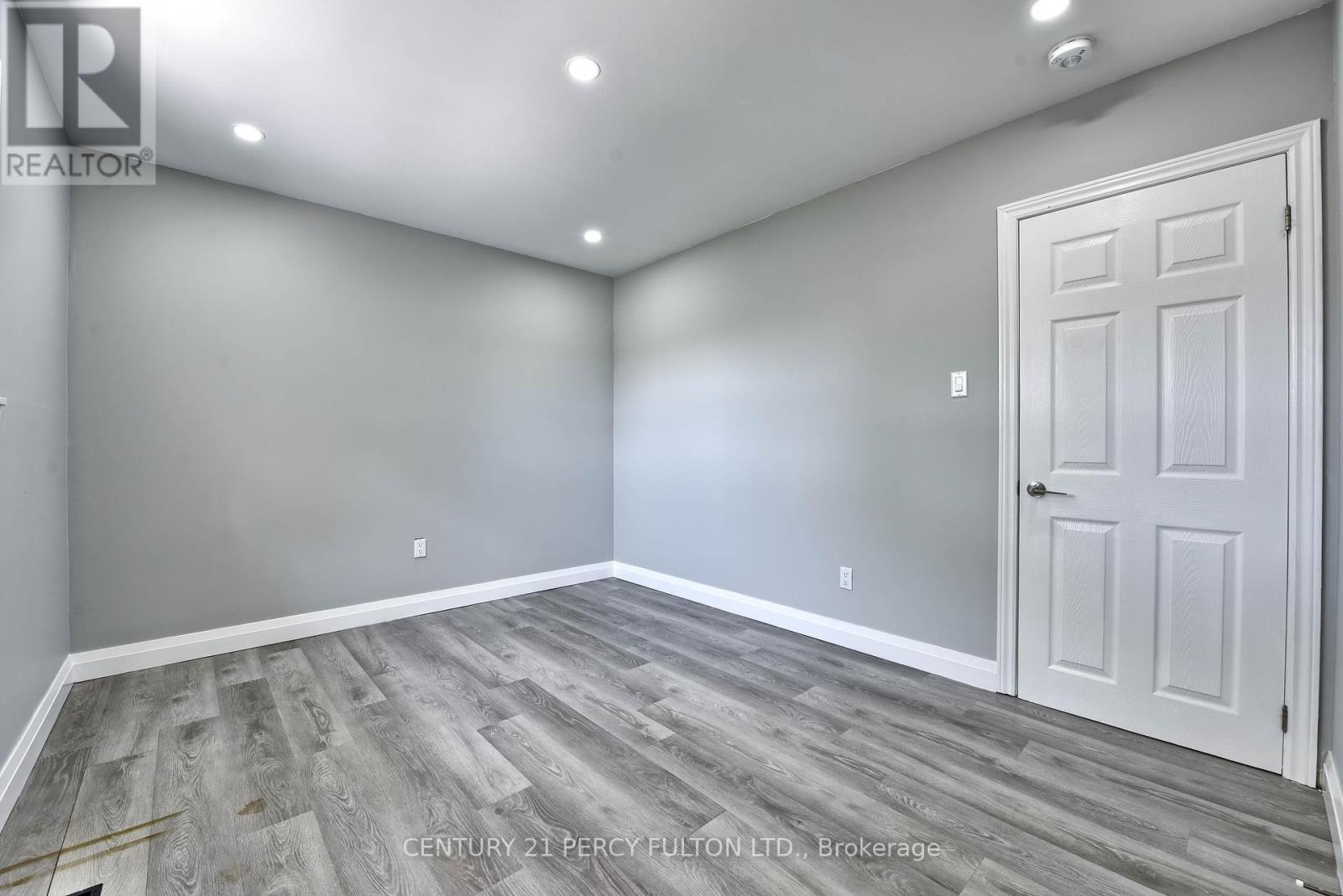 Photo 19 of 32 Drum Oak Crescent, Brampton ON
