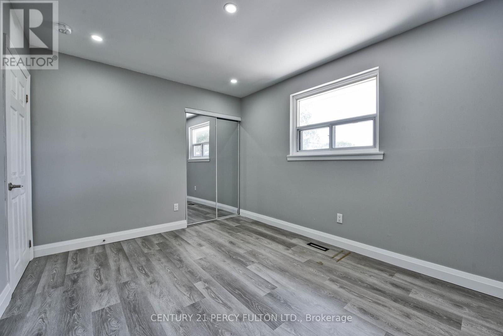 Photo 8 of 32 Drum Oak Crescent, Brampton ON