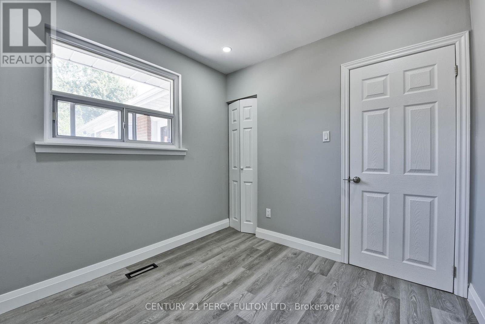 Photo 25 of 32 Drum Oak Crescent, Brampton ON