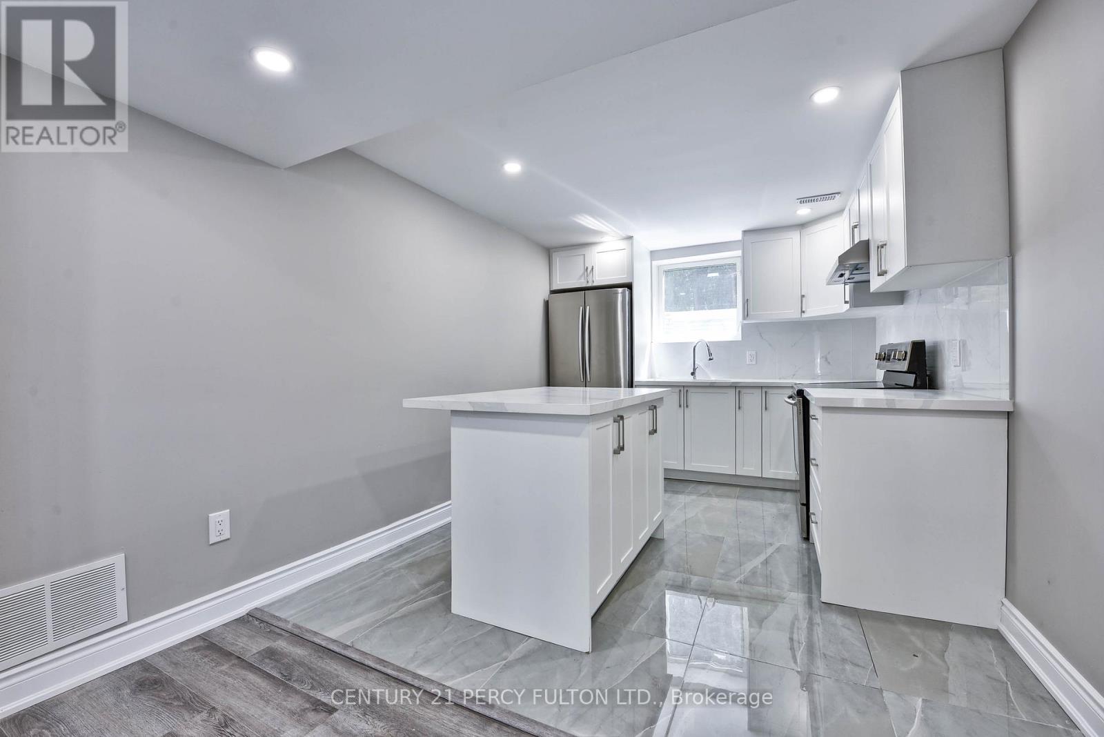 Photo 30 of 32 Drum Oak Crescent, Brampton ON