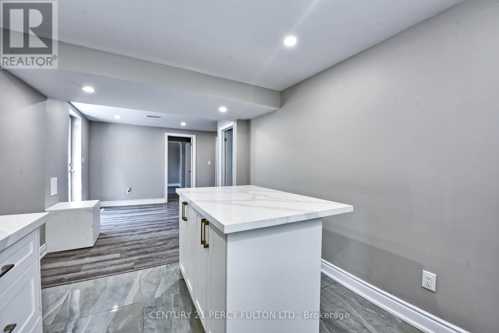 Photo 24 of 32 Drum Oak Crescent, Brampton ON
