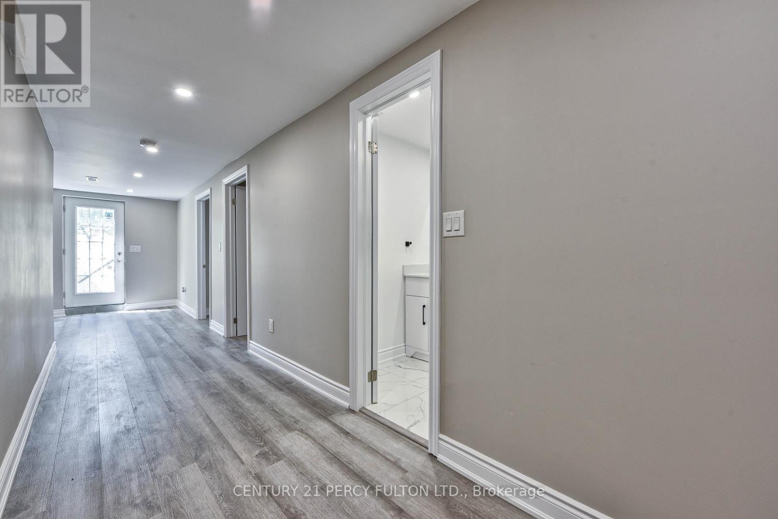 Photo 7 of 32 Drum Oak Crescent, Brampton ON