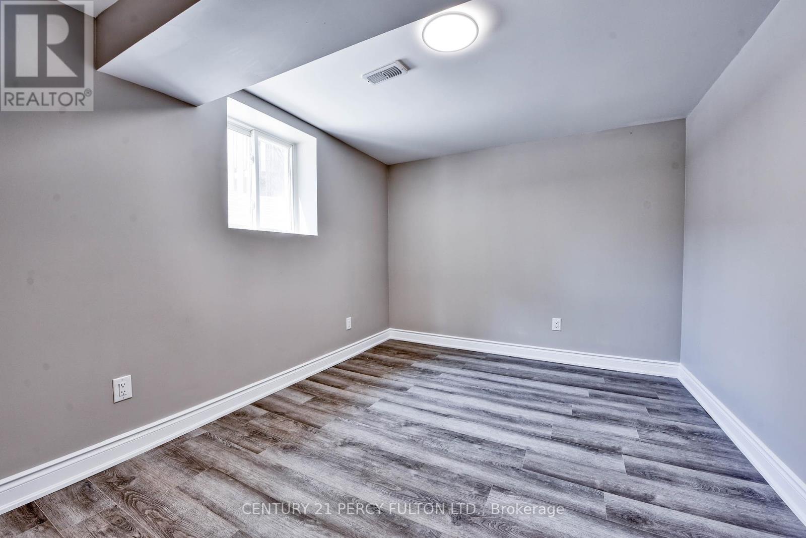 Photo 37 of 32 Drum Oak Crescent, Brampton ON