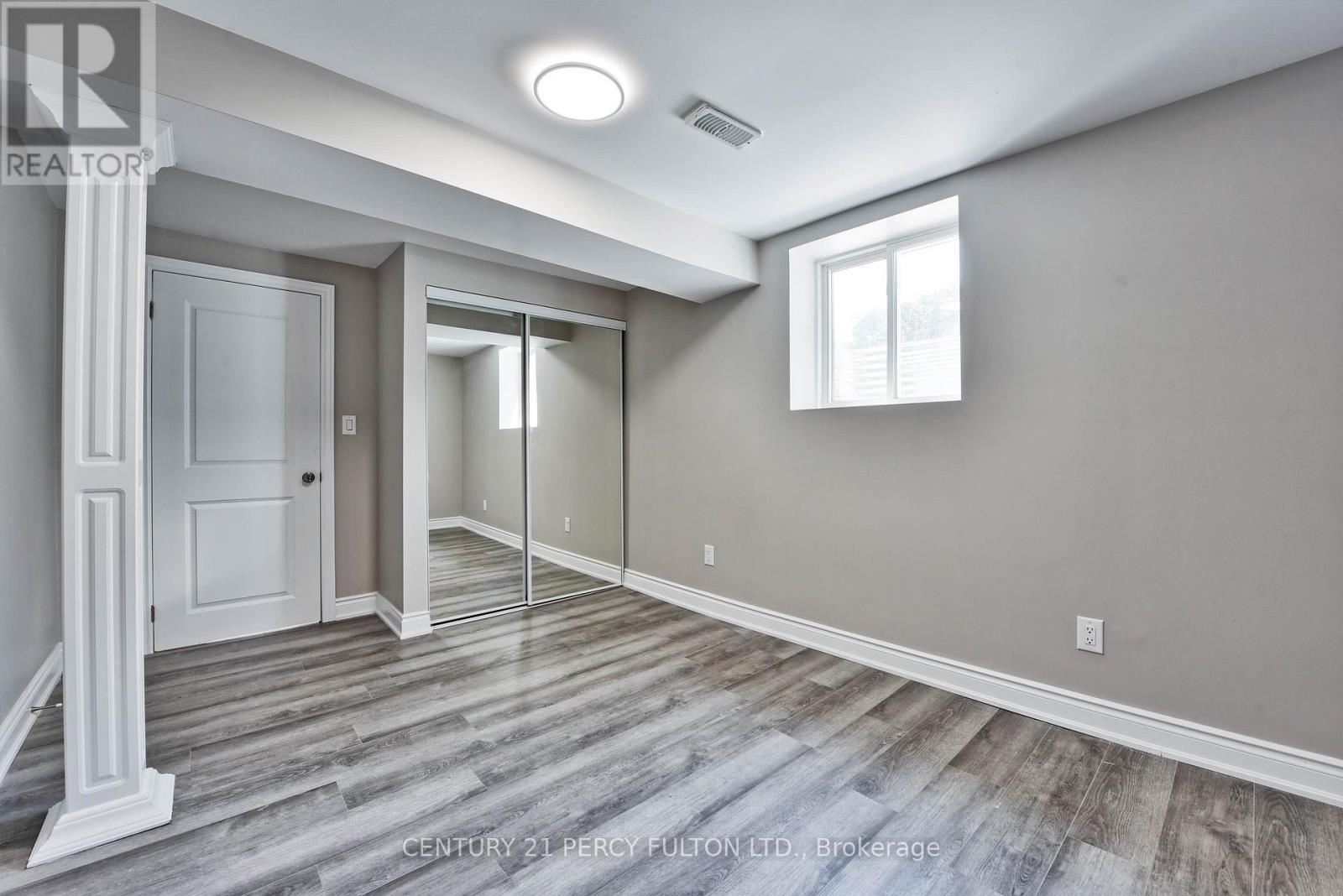 Photo 12 of 32 Drum Oak Crescent, Brampton ON