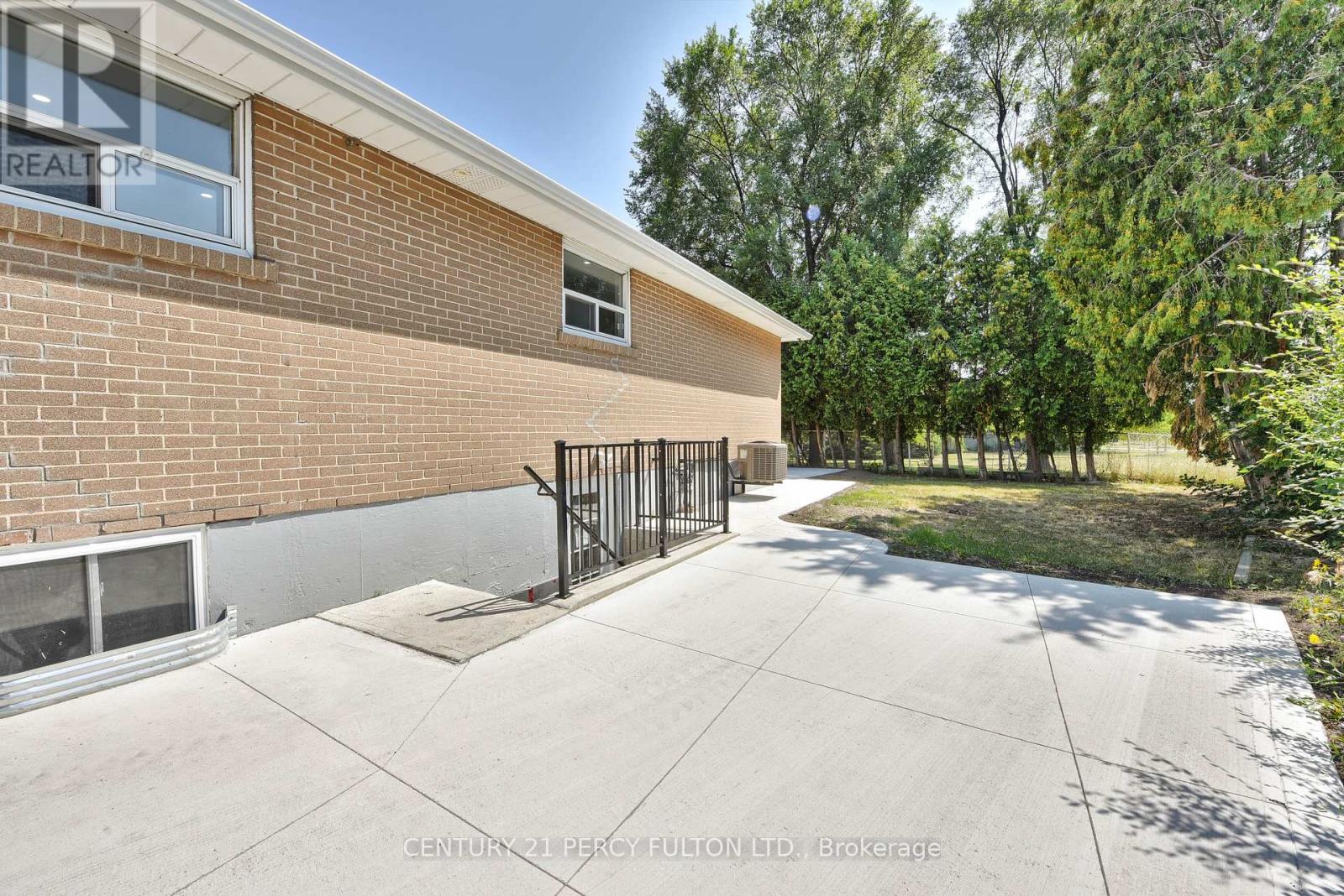 Photo 32 of 32 Drum Oak Crescent, Brampton ON
