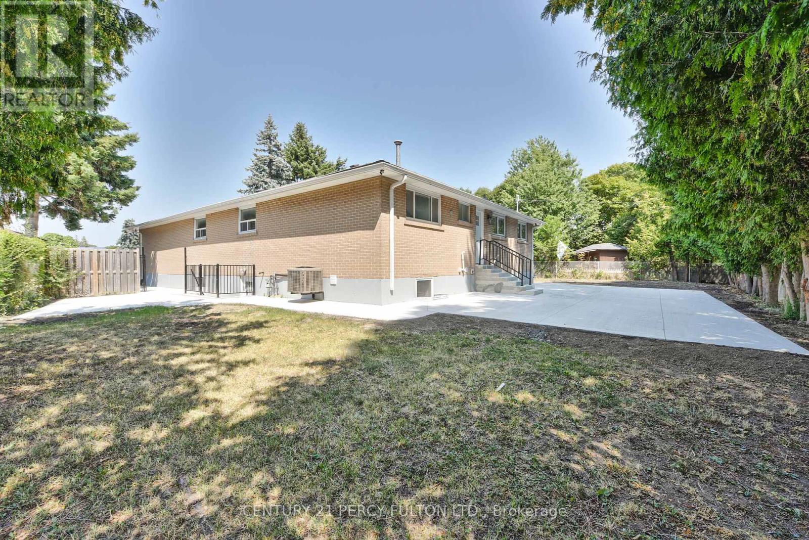 Photo 9 of 32 Drum Oak Crescent, Brampton ON