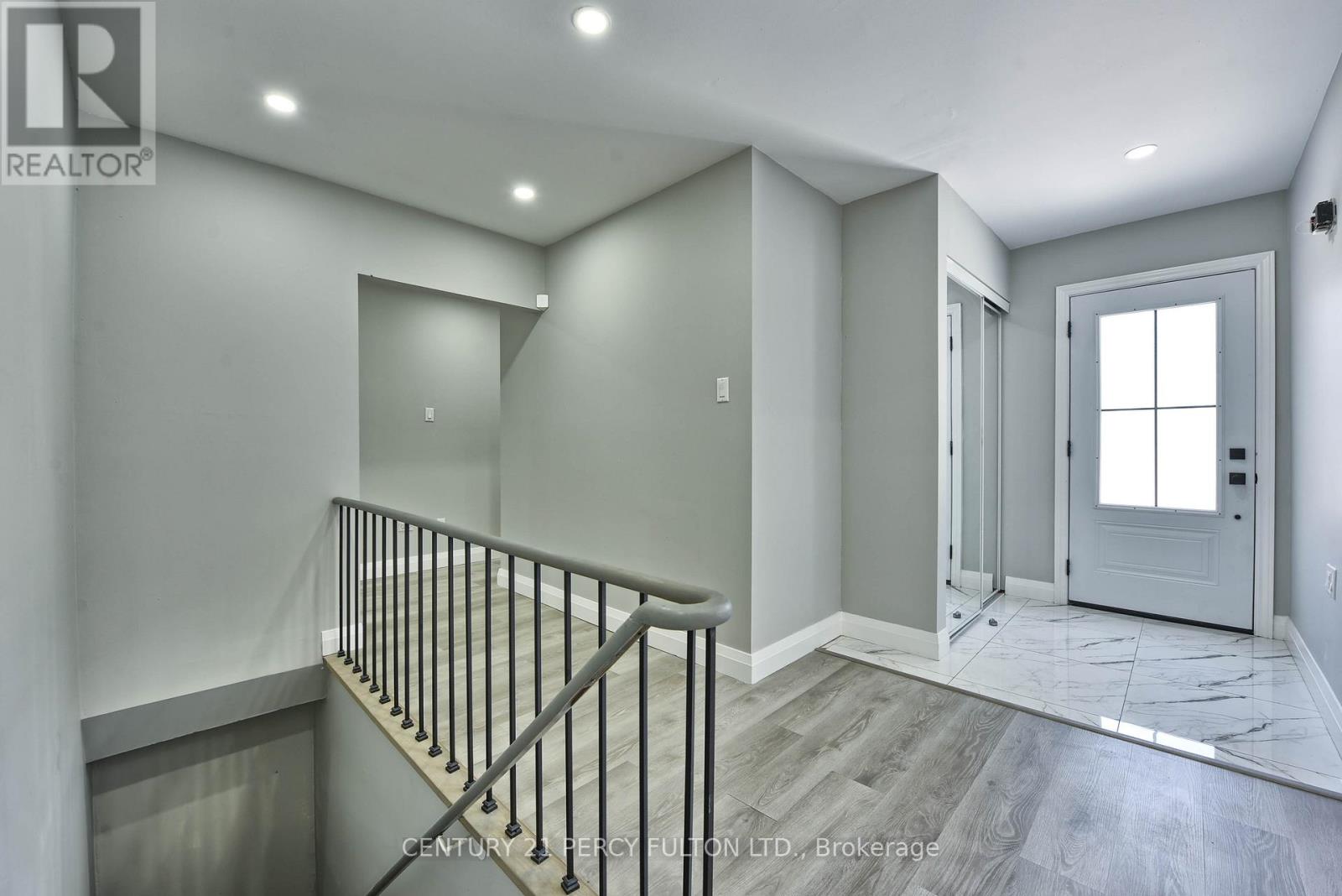 Photo 21 of 32 Drum Oak Crescent, Brampton ON