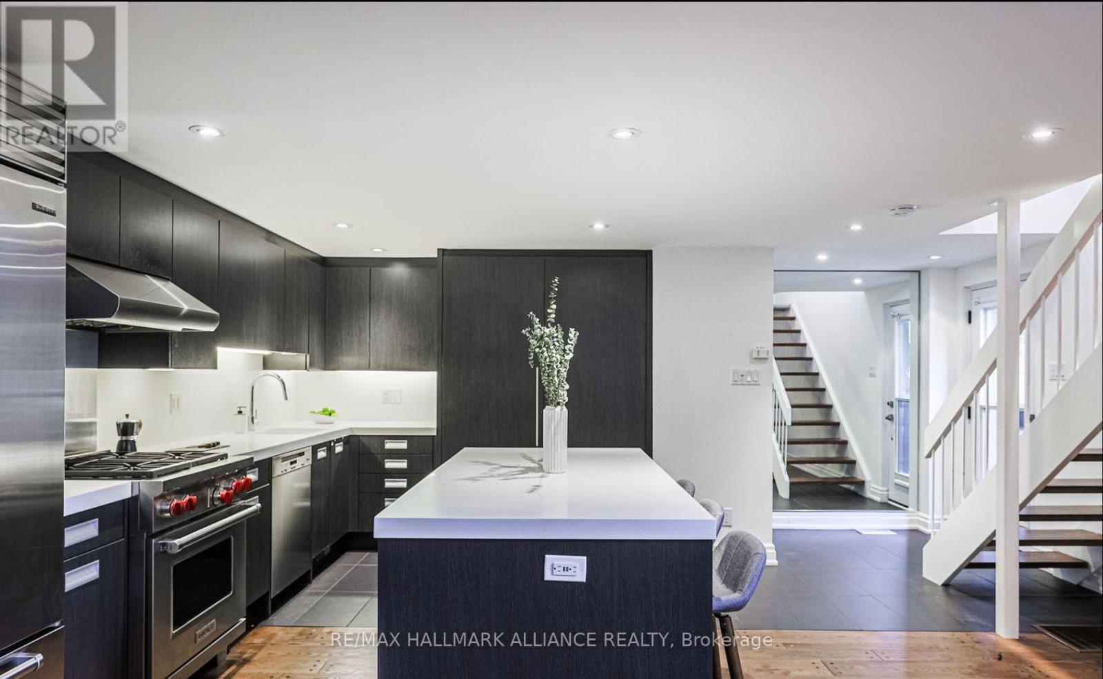 Photo 10 of 93 A Balmoral Avenue, Toronto ON