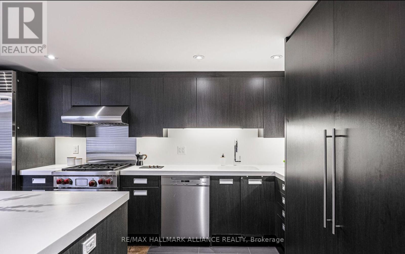 Photo 12 of 93 A Balmoral Avenue, Toronto ON