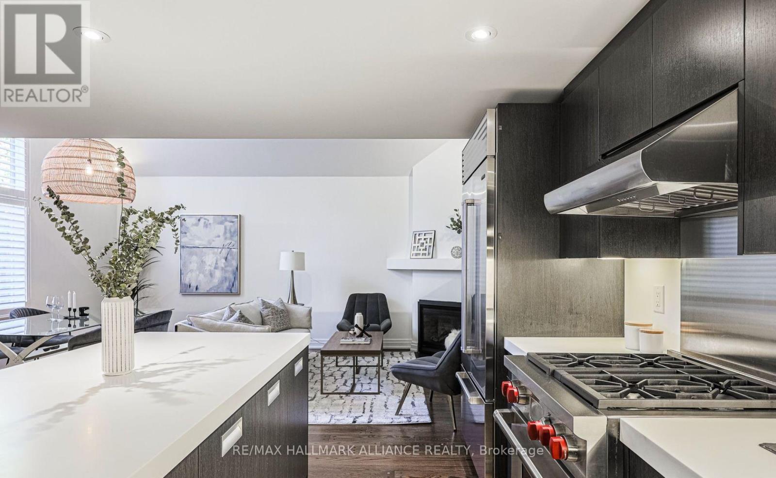 Photo 13 of 93 A Balmoral Avenue, Toronto ON