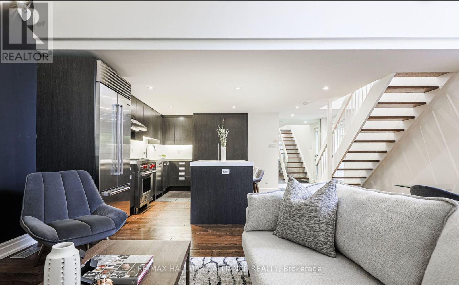 Photo 14 of 93 A Balmoral Avenue, Toronto ON