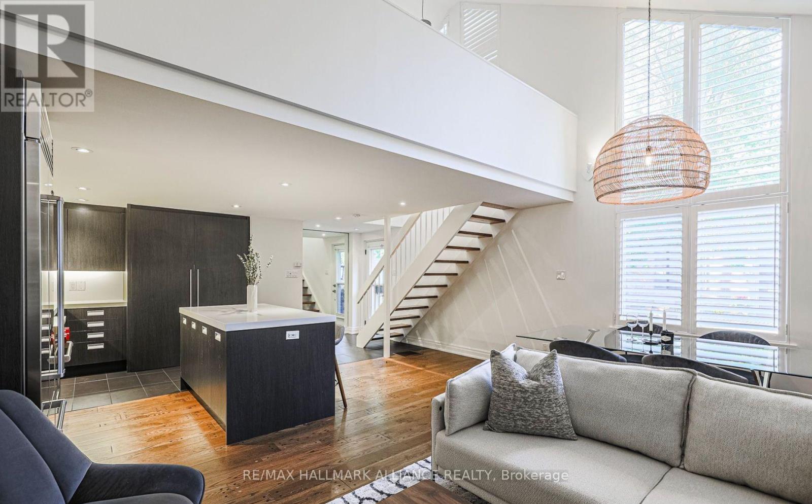 Photo 15 of 93 A Balmoral Avenue, Toronto ON