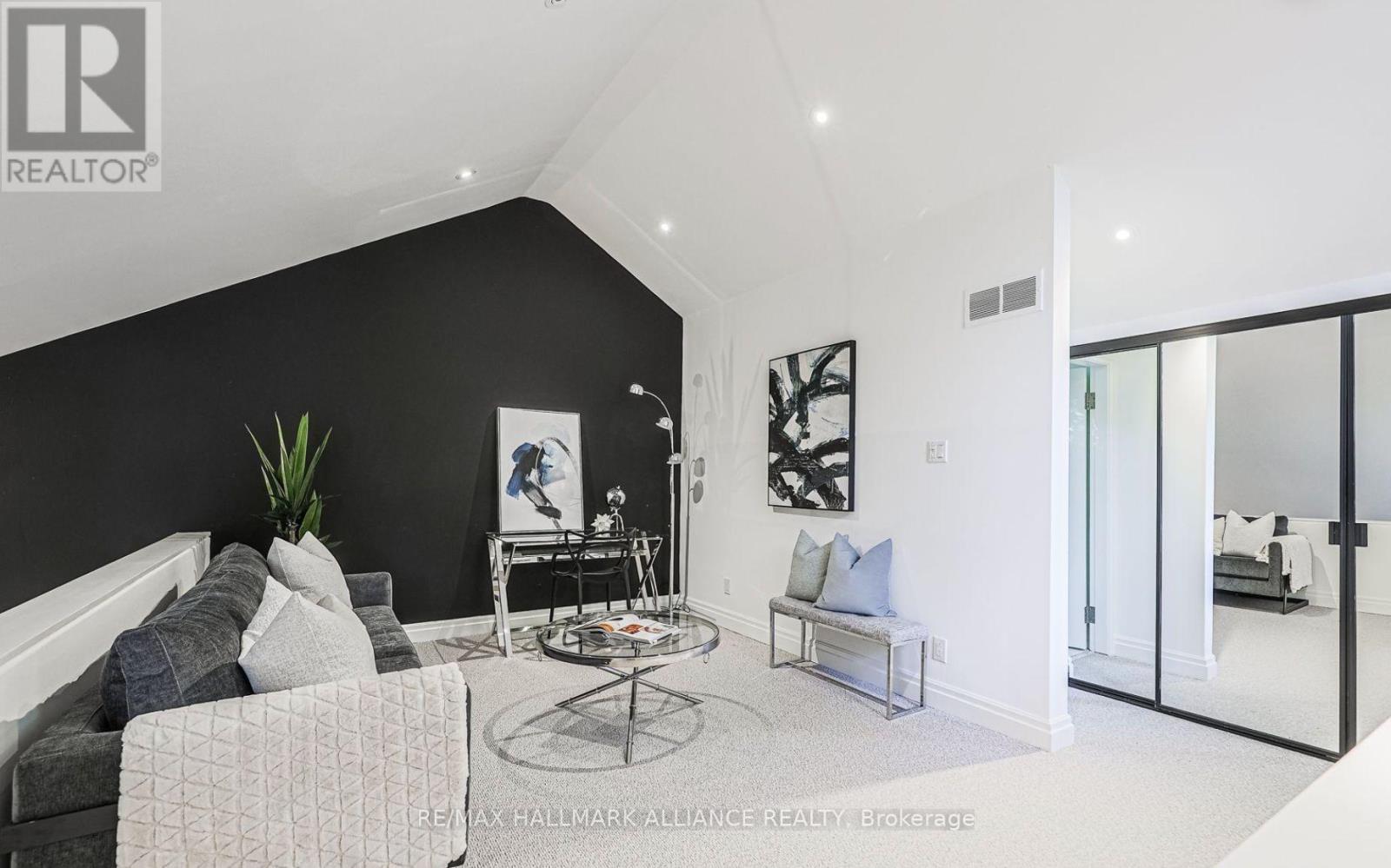 Photo 20 of 93 A Balmoral Avenue, Toronto ON