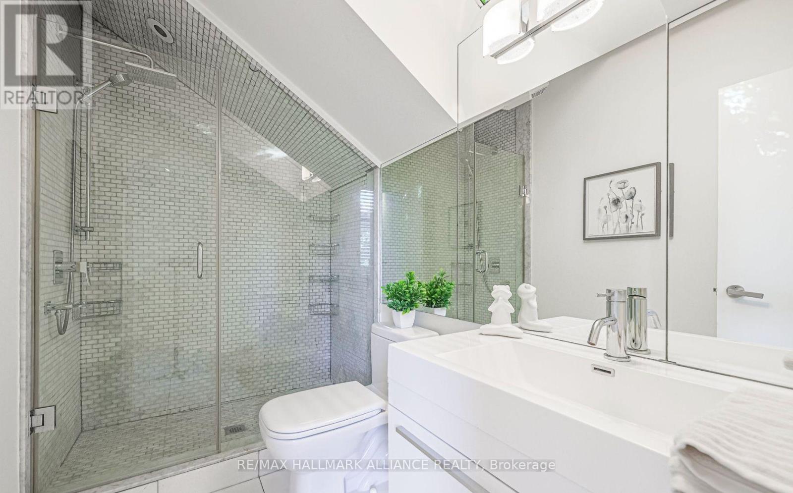 Photo 25 of 93 A Balmoral Avenue, Toronto ON