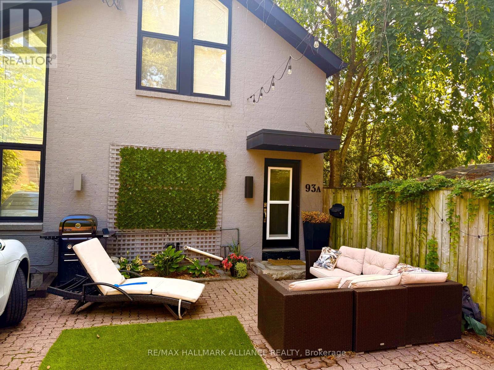 Photo 3 of 93 A Balmoral Avenue, Toronto ON