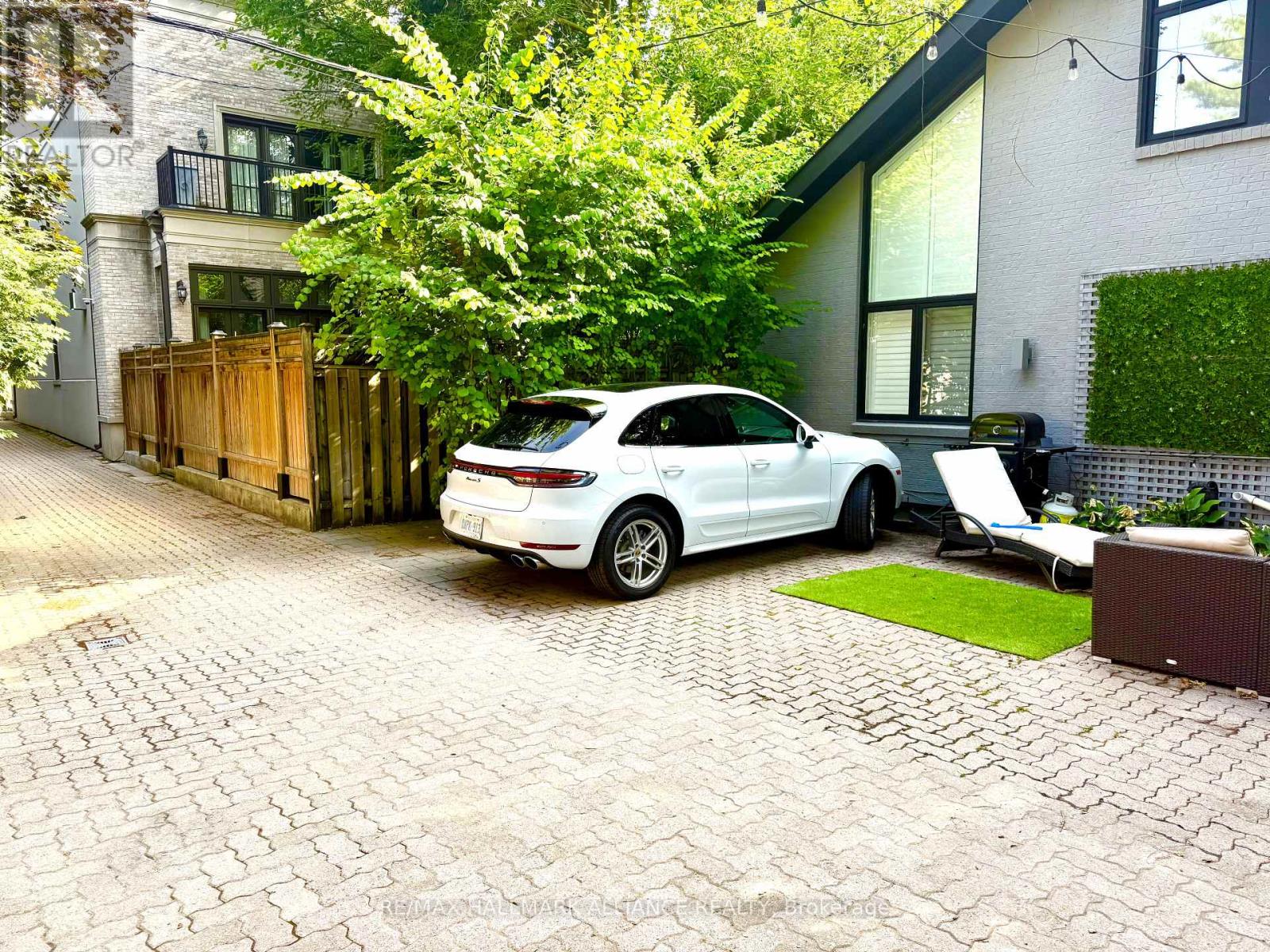 Photo 4 of 93 A Balmoral Avenue, Toronto ON