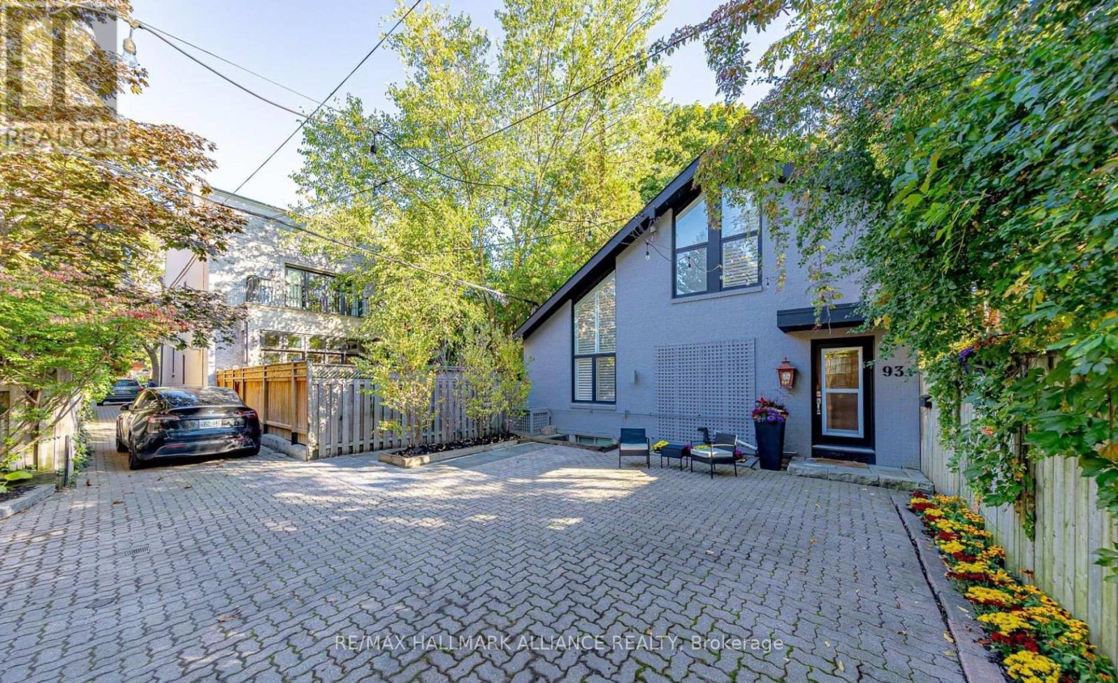 Photo 5 of 93 A Balmoral Avenue, Toronto ON
