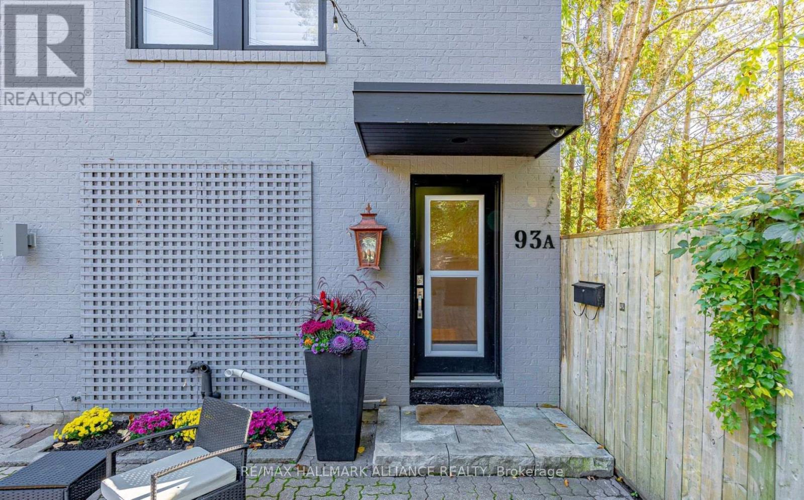 Photo 6 of 93 A Balmoral Avenue, Toronto ON