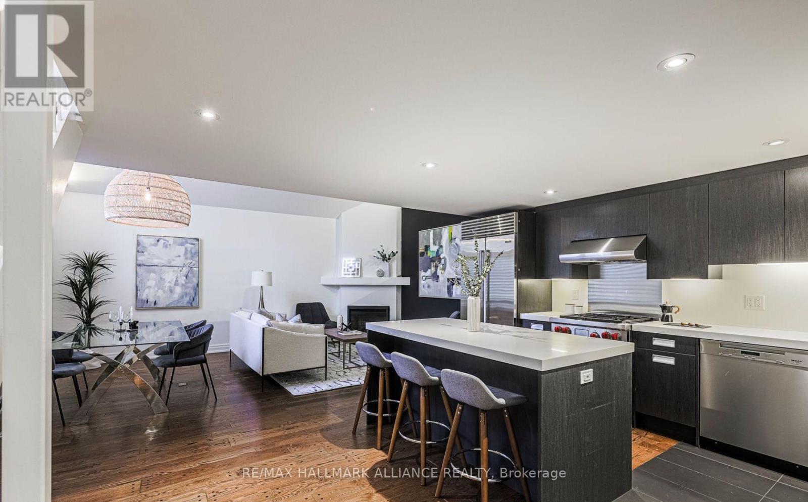 Photo 8 of 93 A Balmoral Avenue, Toronto ON