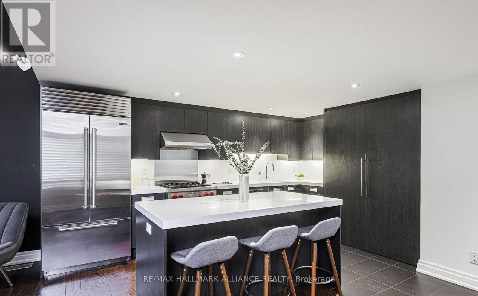 Photo 9 of 93 A Balmoral Avenue, Toronto ON