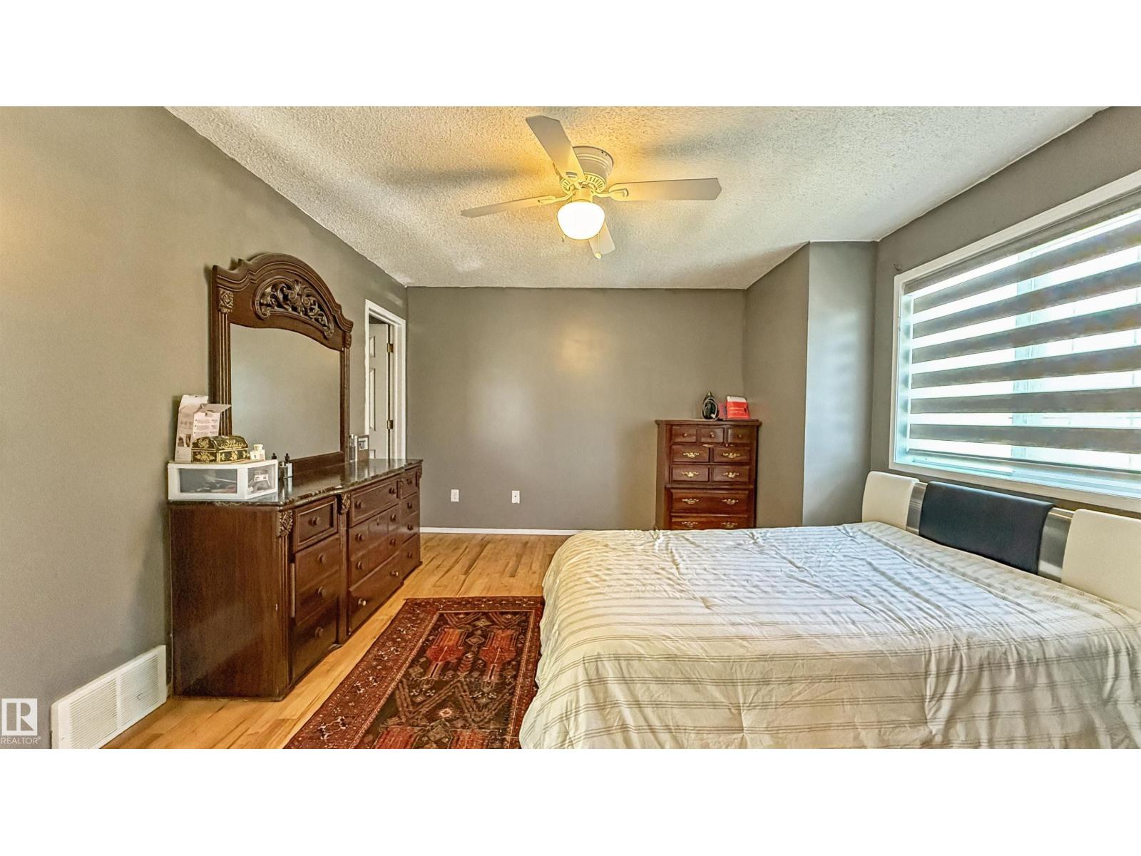 Photo 13 of 20141 53 Av Nw, Edmonton AB