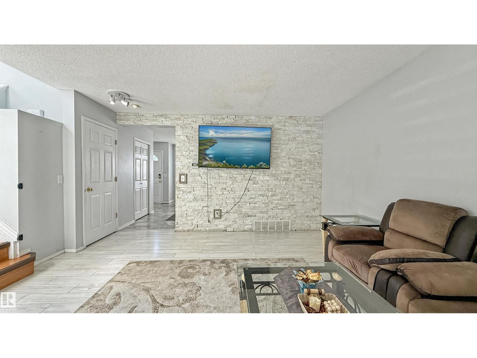 Photo 27 of 20141 53 Av Nw, Edmonton AB