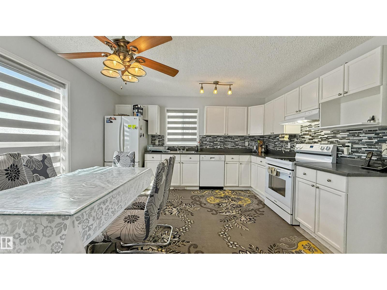 Photo 12 of 20141 53 Av Nw, Edmonton AB